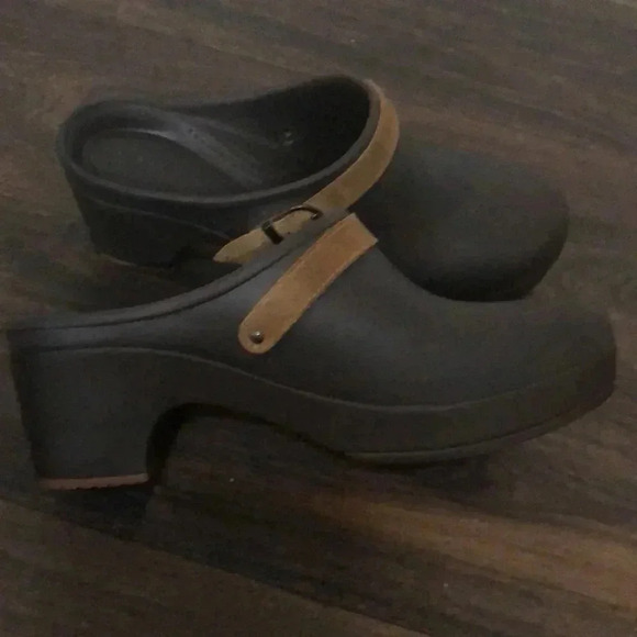 CROCS Shoes - CROCS Women's Sarah Suede Buckle Slip on Mules Clogs  heels Brown Women …